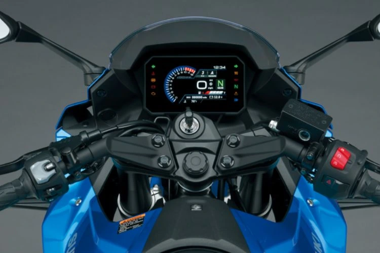 Suzuki GSX 8R front profile instrument cluster